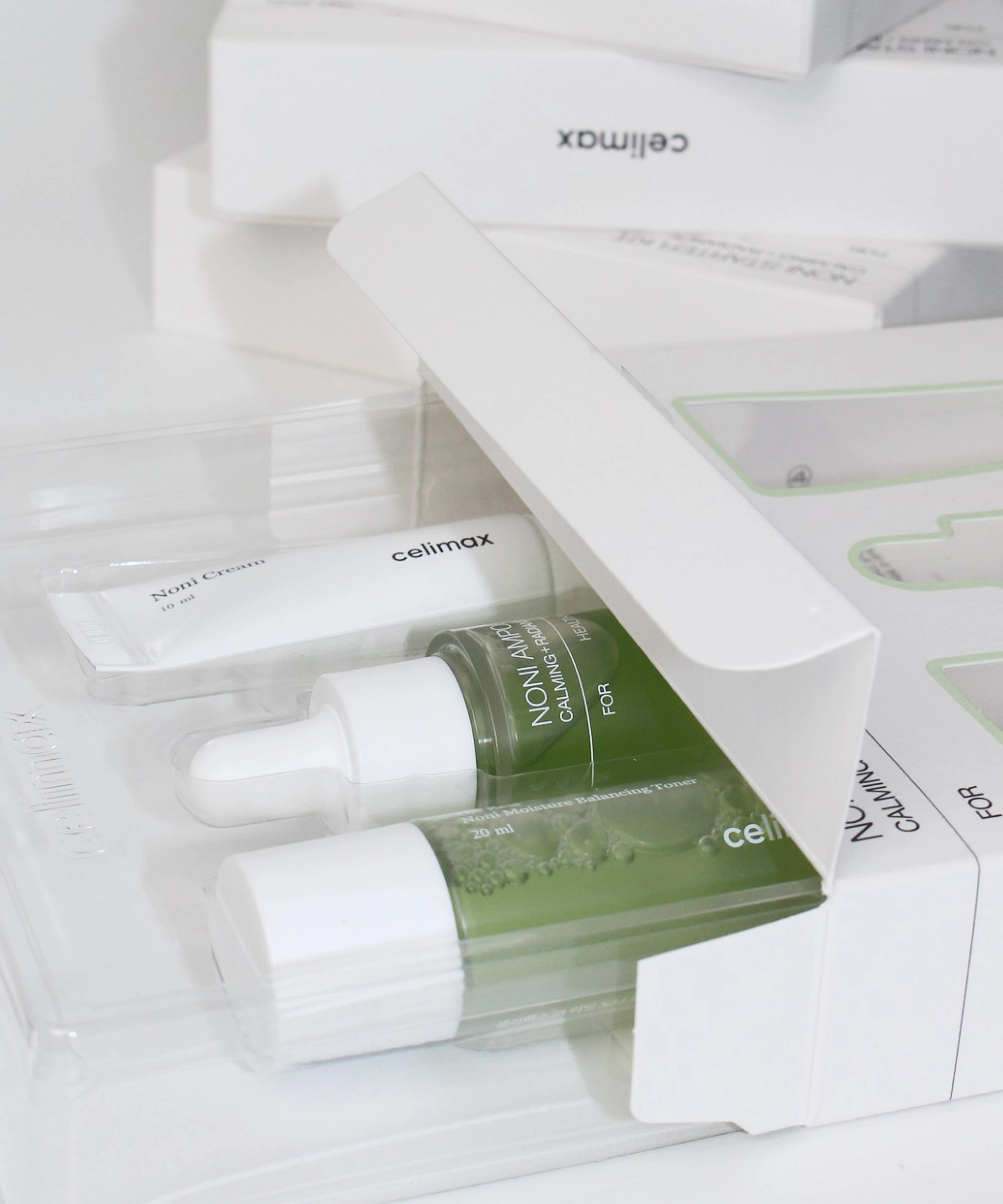 Fotografía oficial del Noni Starter Kit de celimax, con tónico, ampolla y crema